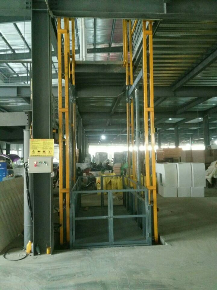 導(dǎo)軌式貨梯